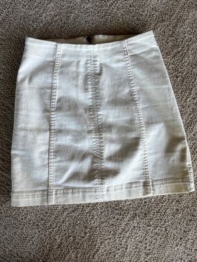 Free People white modern femme mini skirt, size 4 mm